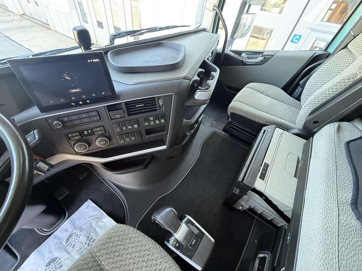 Volvo FHE 490kW Globetrotter, single sleeper