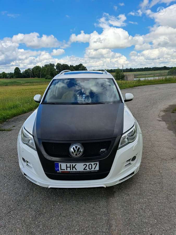 Volkswagen Tiguan - 1