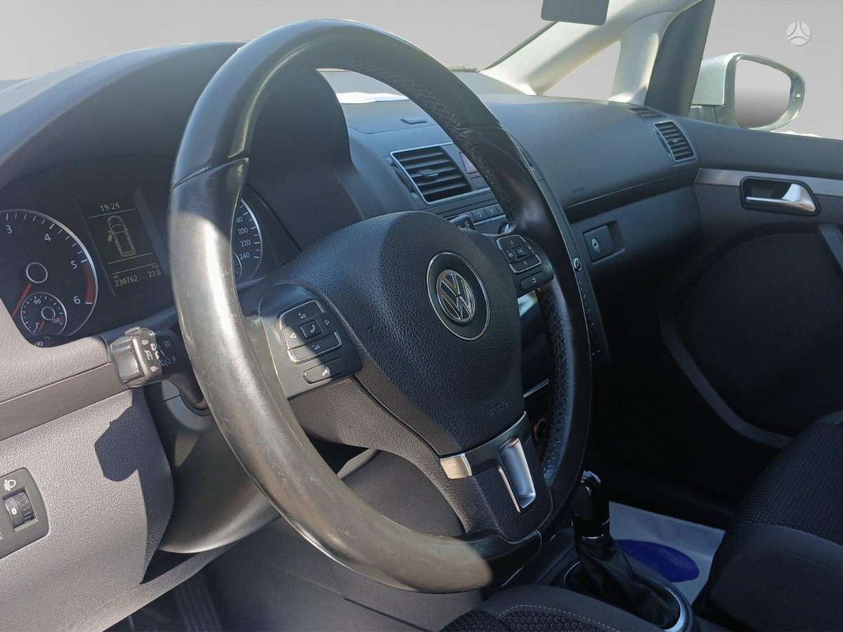 Volkswagen Touran - 12