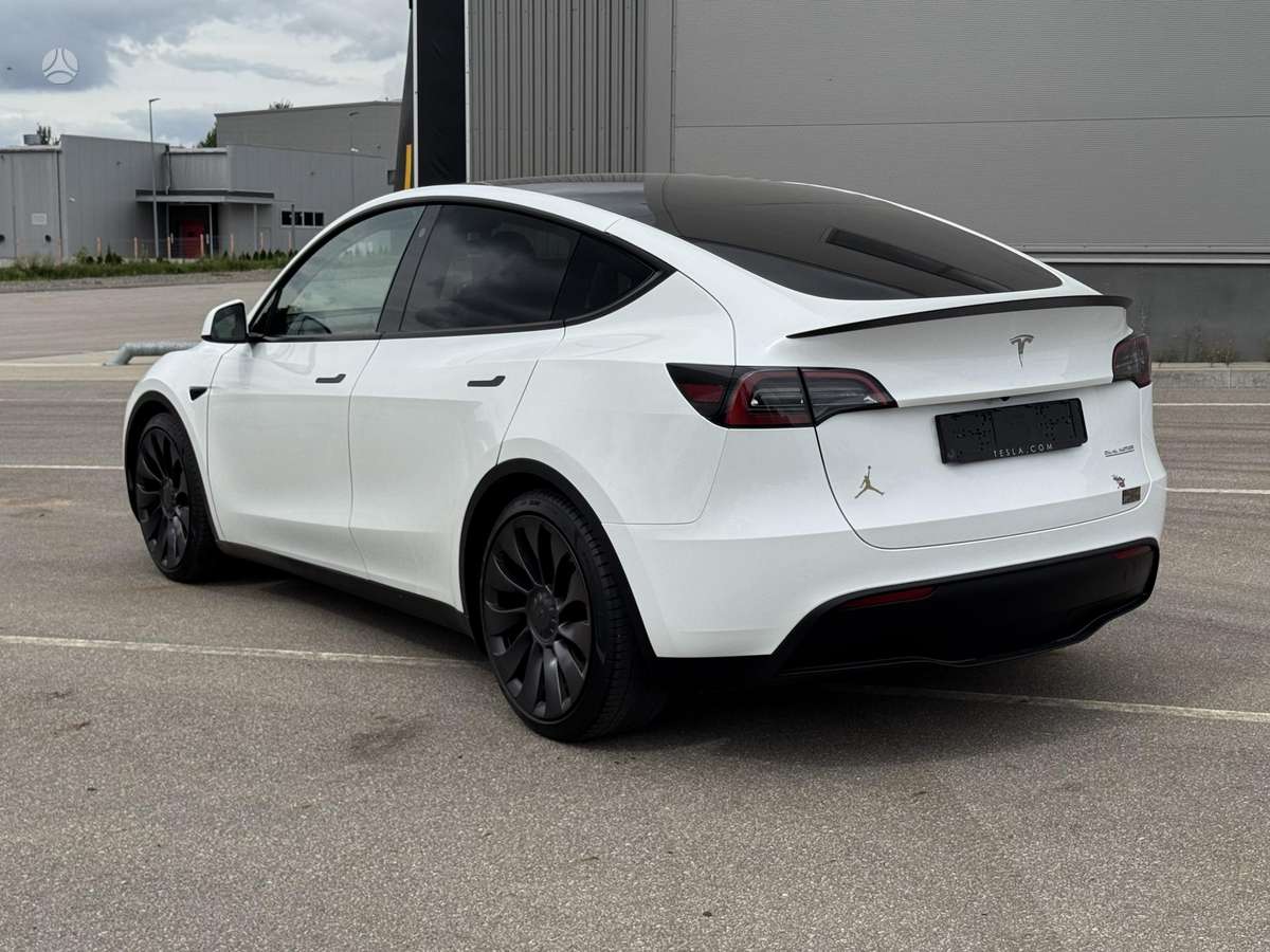 Tesla Model Y, 82 kWh, hatchback