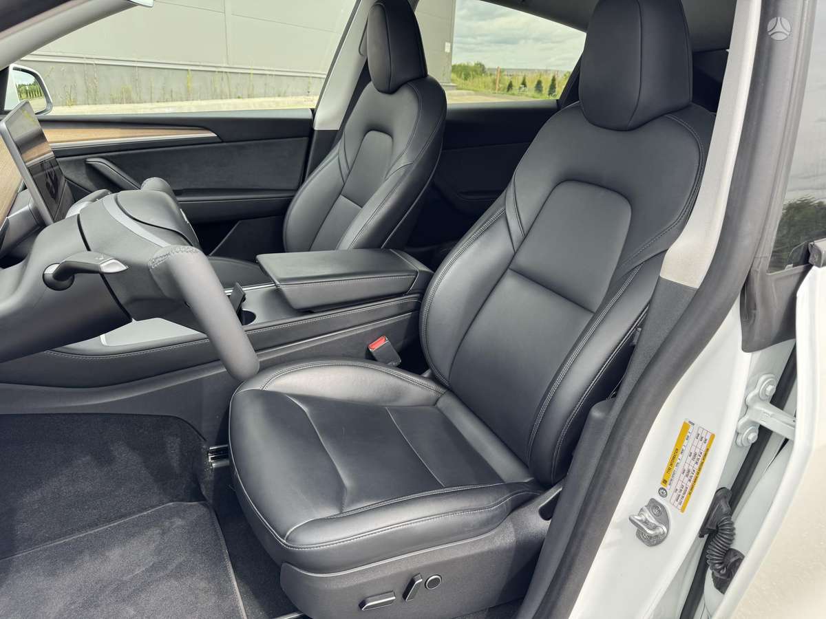 Tesla Model Y, 82 kWh, hatchback