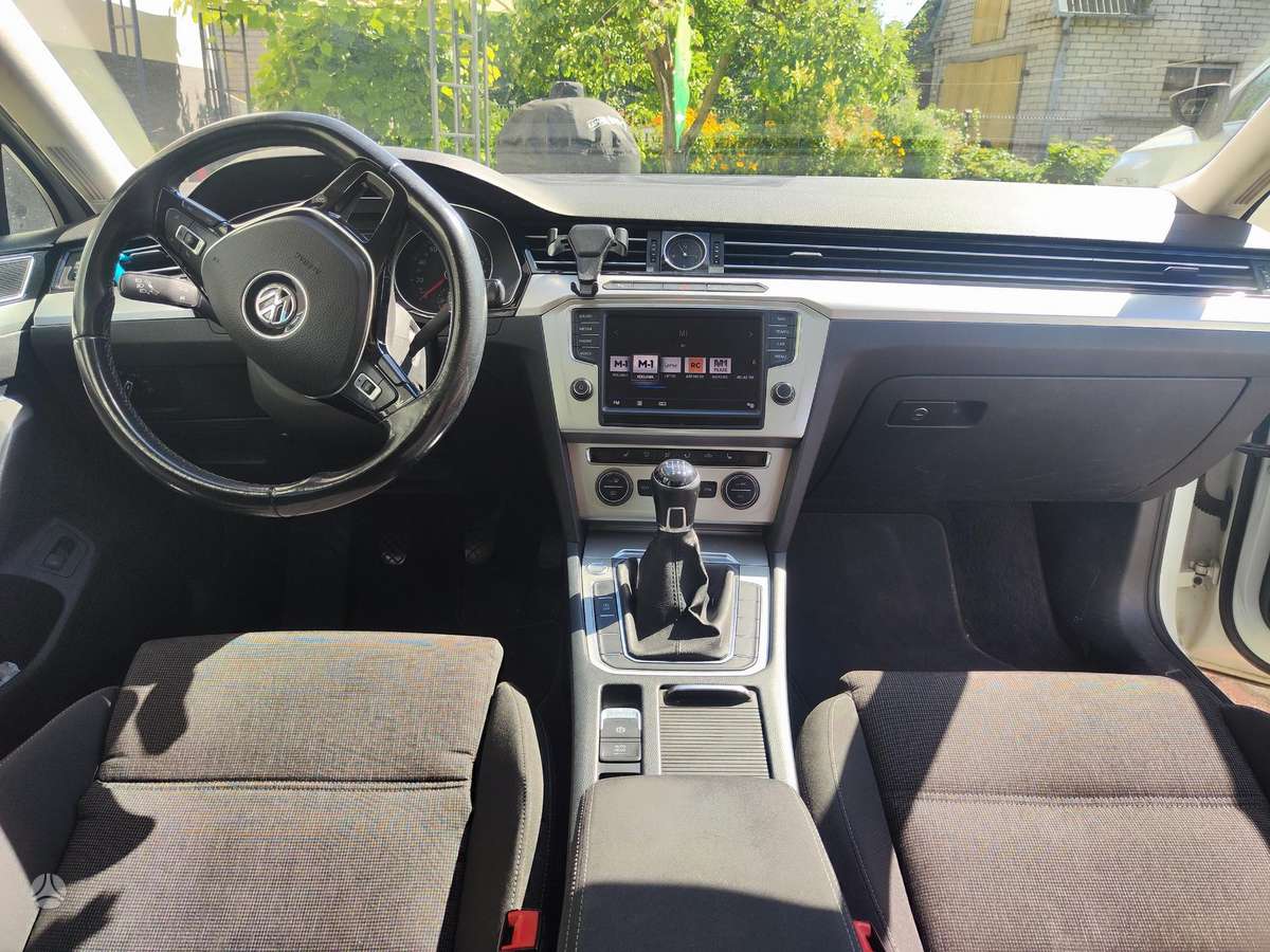 Volkswagen Passat - 1