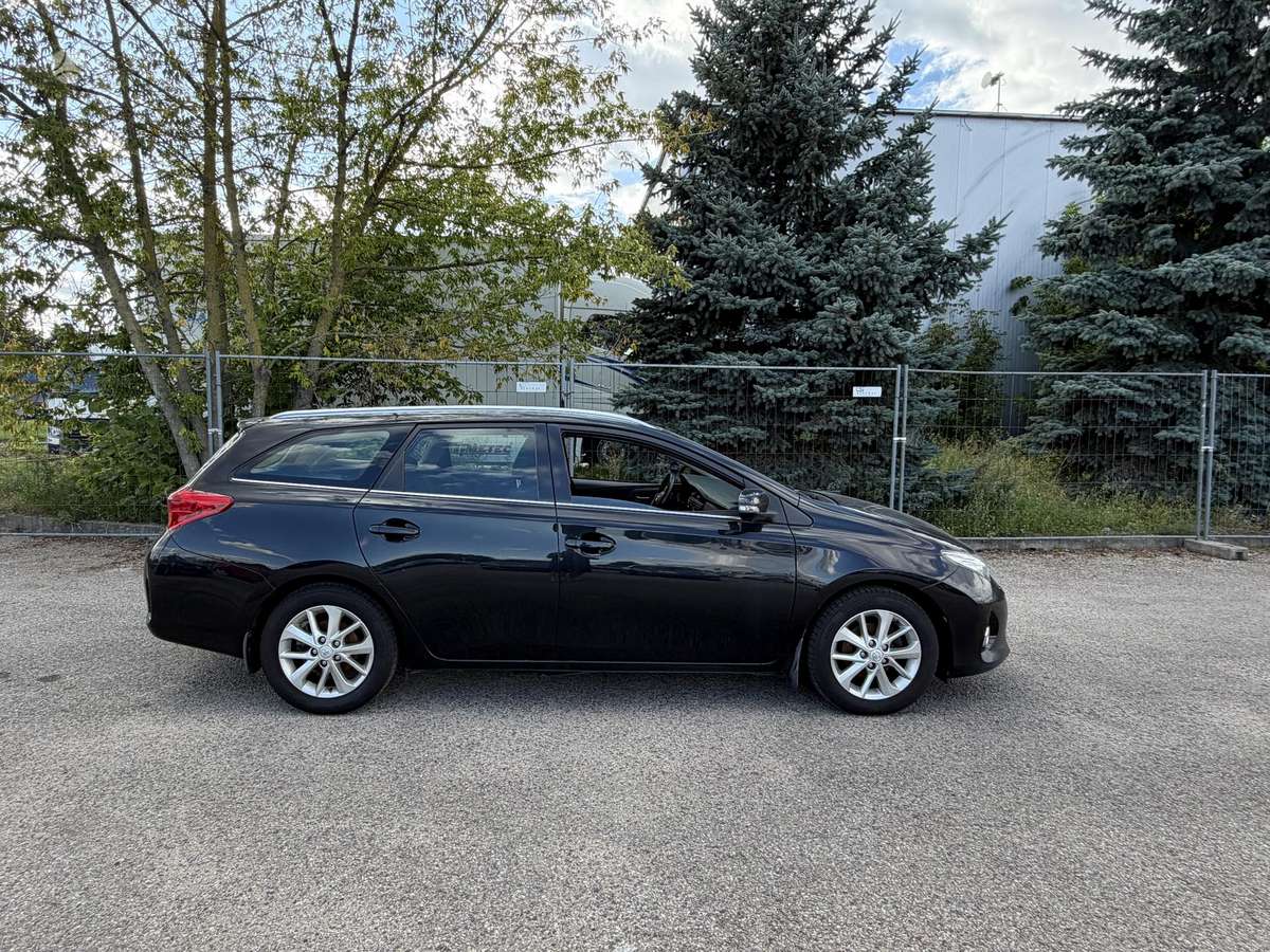Toyota Auris, 1.6 l., Универсал