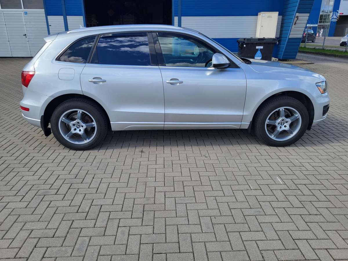 Audi Q5, 3.2 l., off-road / crossover