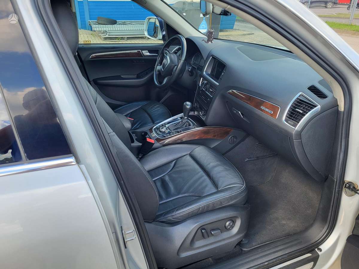 Audi Q5, 3.2 l., off-road / crossover