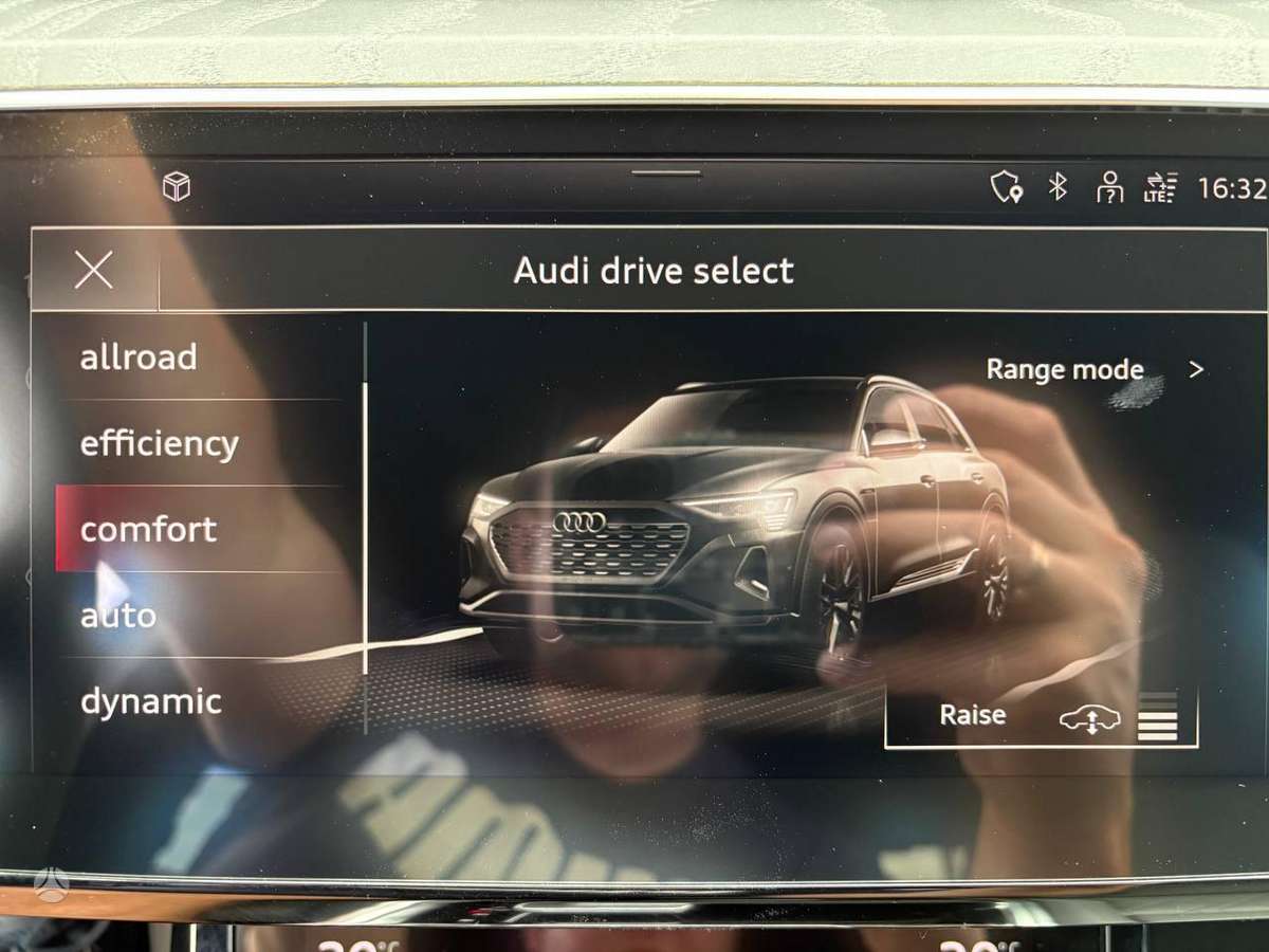 Audi e-tron, 95 kWh, off-road / crossover