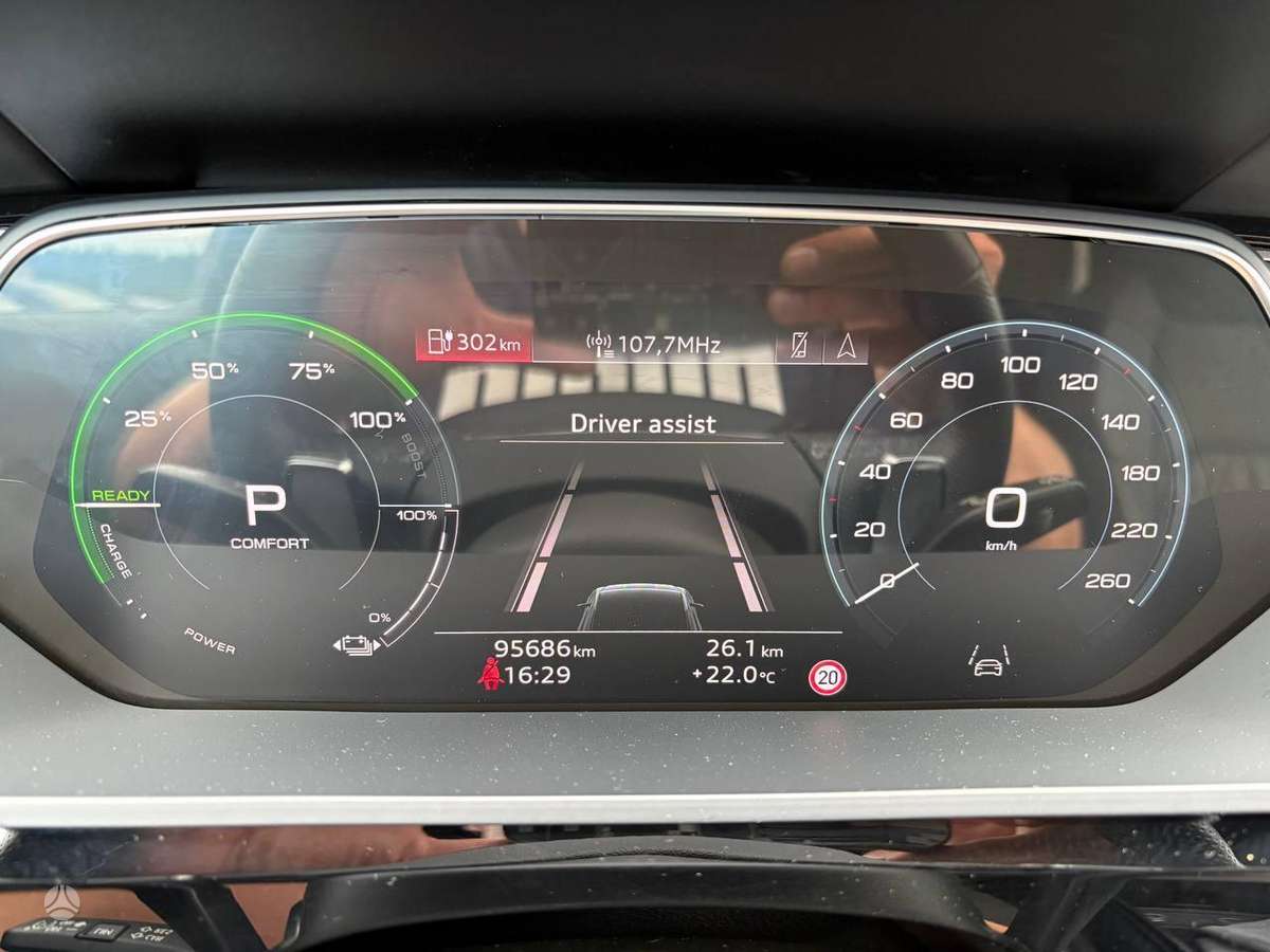 Audi e-tron, 95 kWh, off-road / crossover