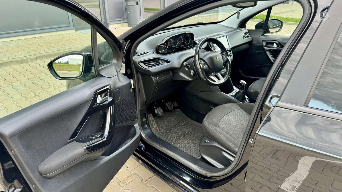 Peugeot 208, 1.2 l., hatchback
