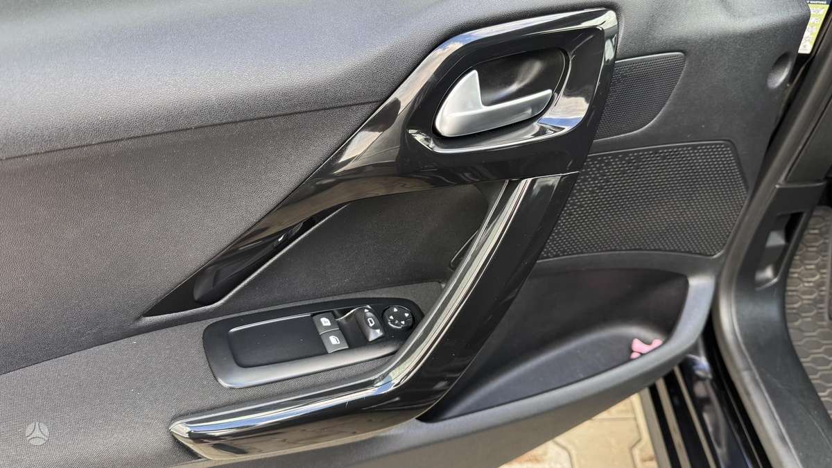 Peugeot 208, 1.2 l., hatchback