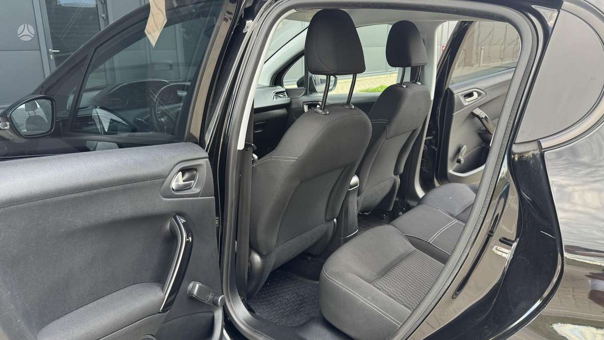 Peugeot 208, 1.2 l., hatchback