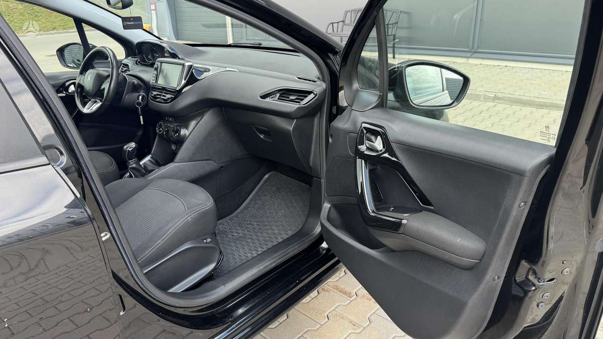 Peugeot 208, 1.2 l., hatchback