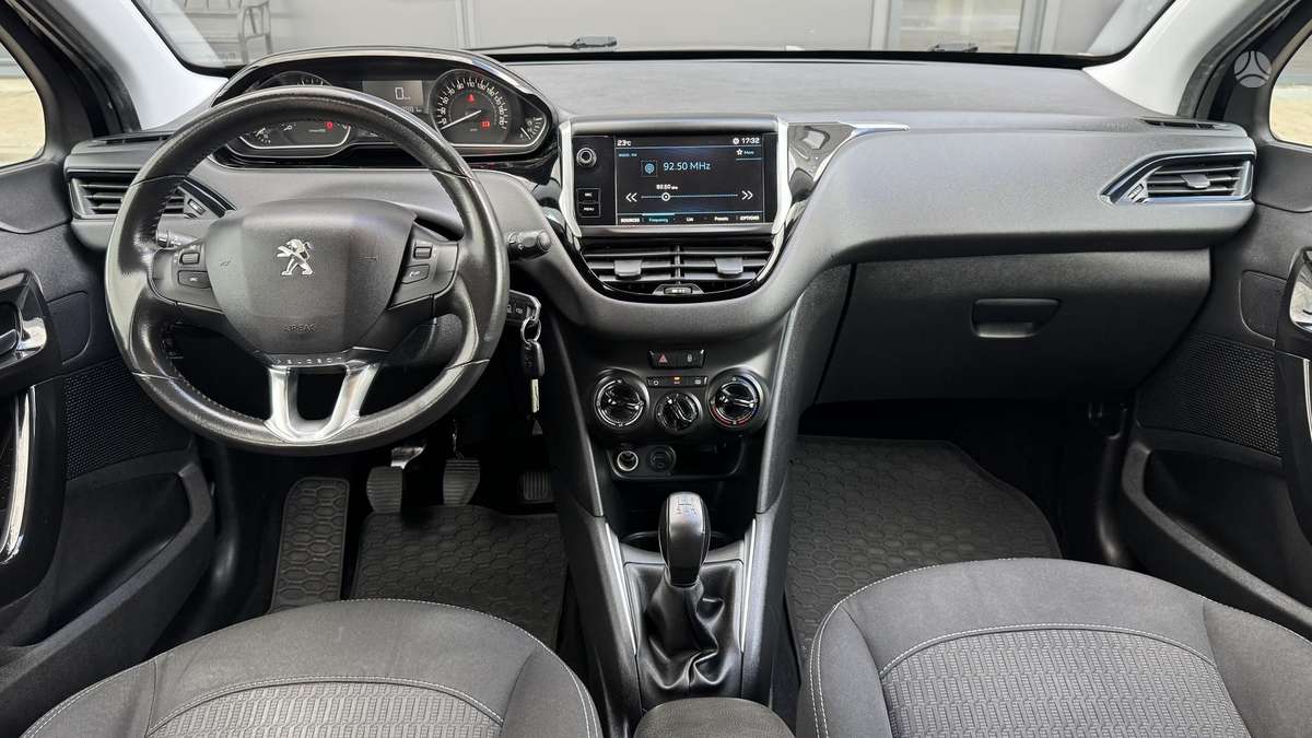Peugeot 208, 1.2 l., hatchback