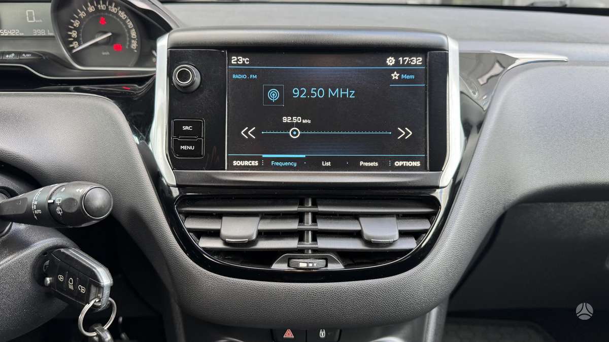 Peugeot 208, 1.2 l., hatchback