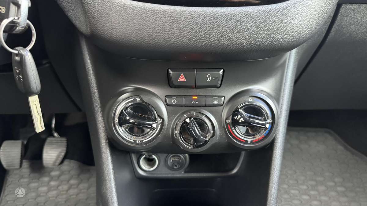 Peugeot 208, 1.2 l., hatchback