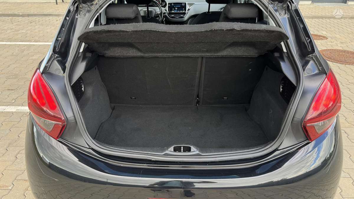 Peugeot 208, 1.2 l., hatchback
