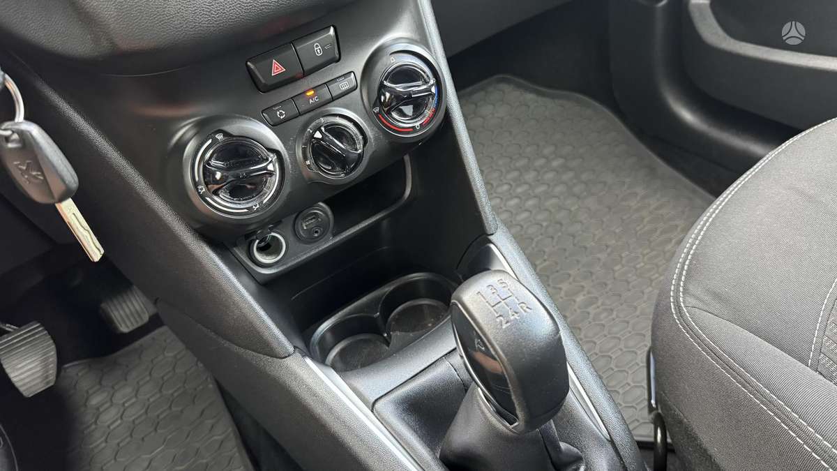 Peugeot 208, 1.2 l., hatchback