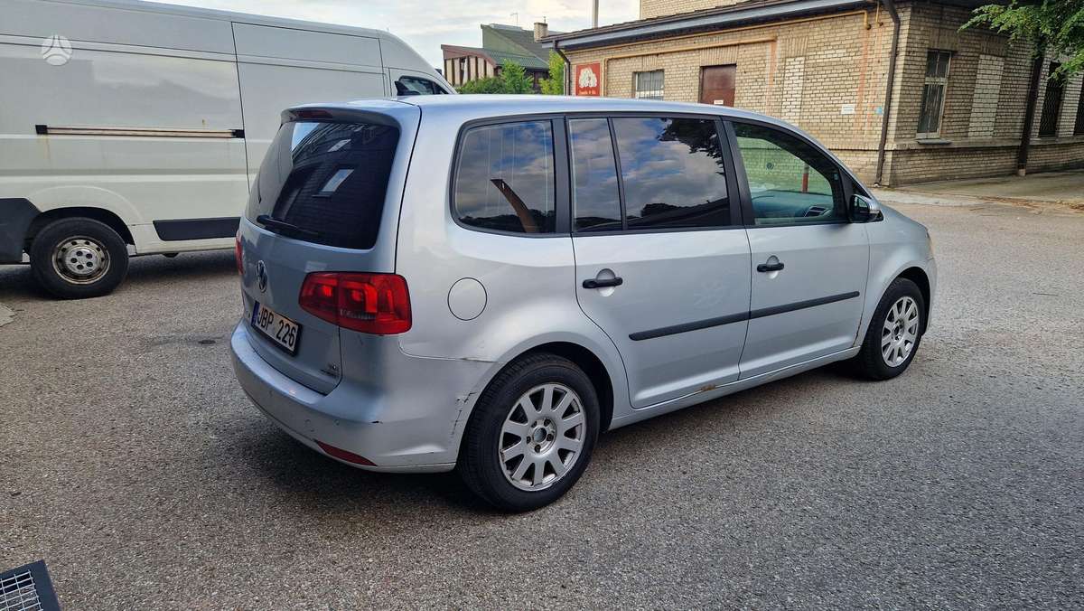 Volkswagen Touran - 1
