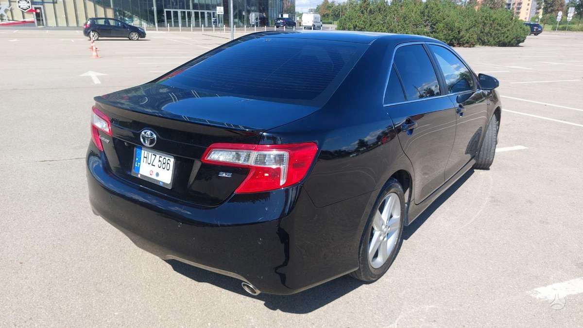 Toyota Camry - 1