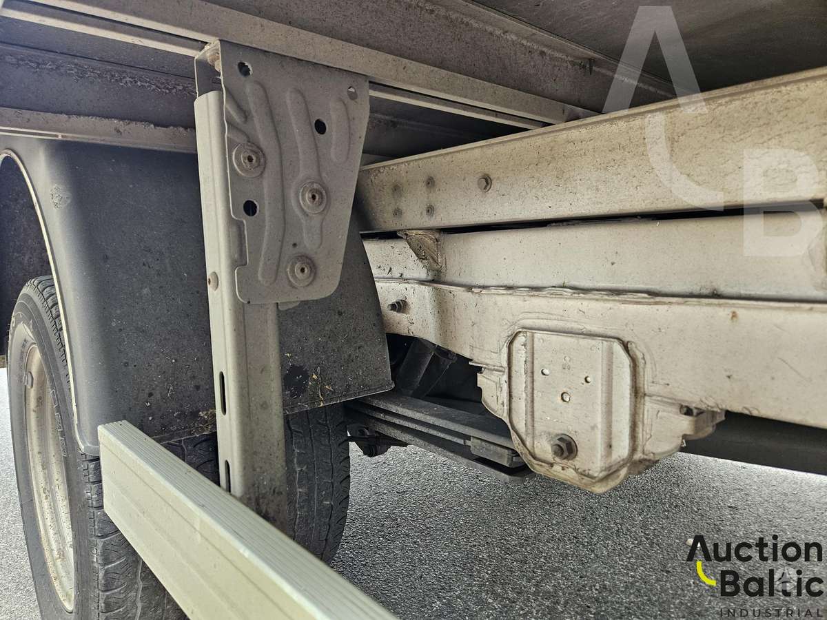 Volkswagen Crafter, box trucks / box vans