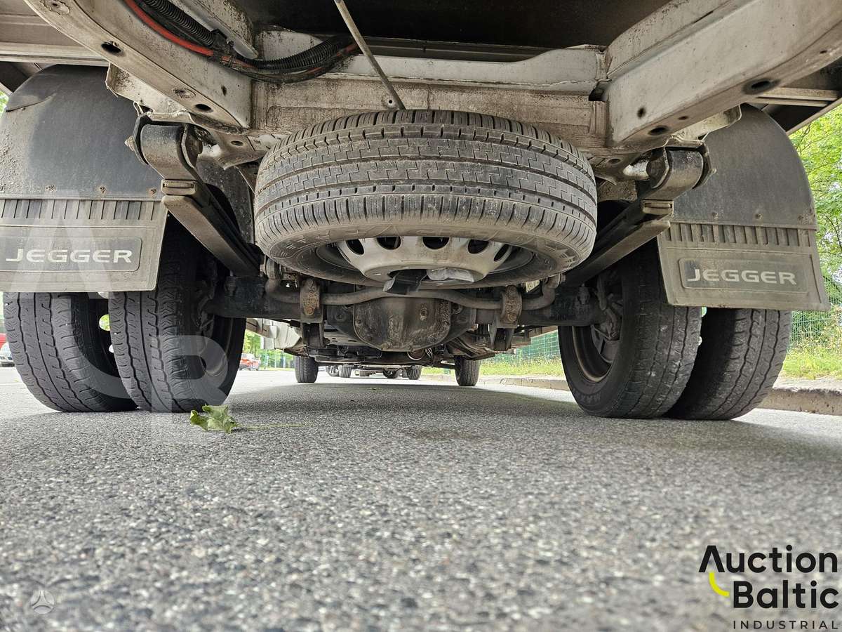 Volkswagen Crafter, box trucks / box vans