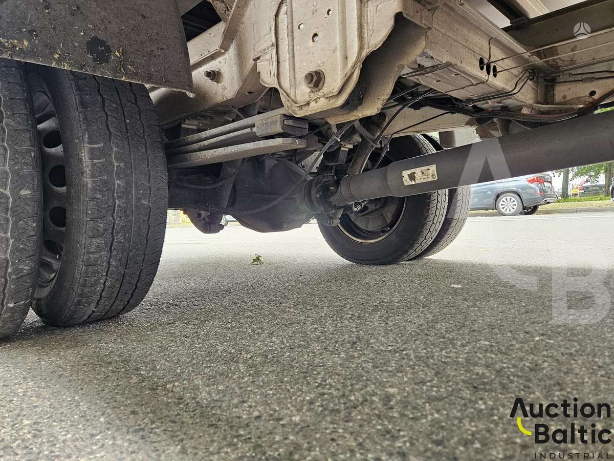 Volkswagen Crafter, box trucks / box vans