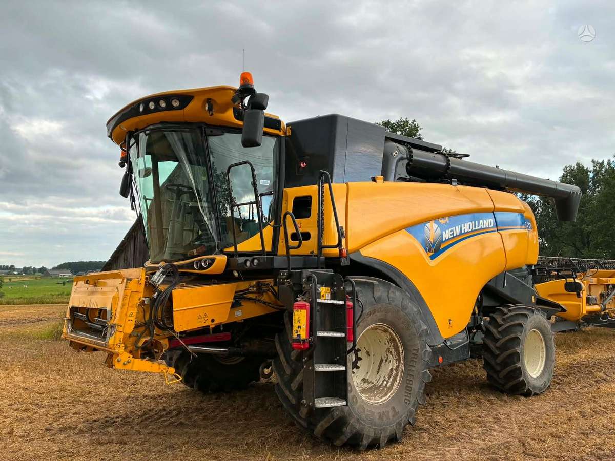 New Holland CX8.70, combine harvesters