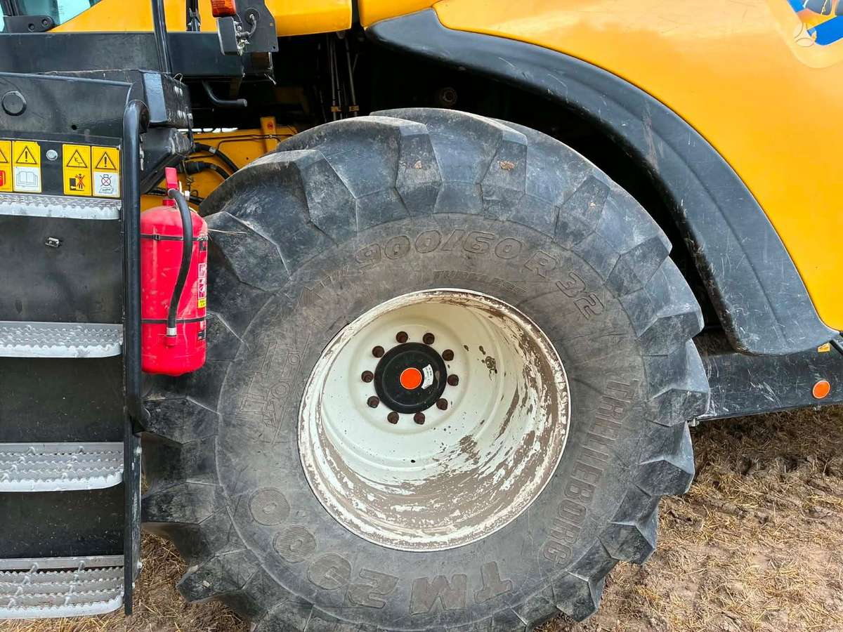 New Holland CX8.70, combine harvesters
