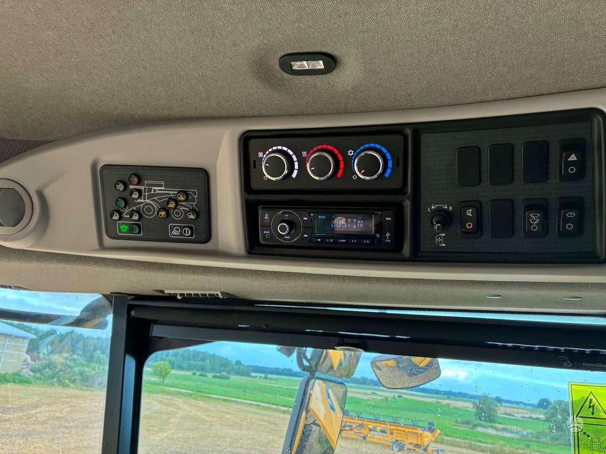 New Holland CX8.70, combine harvesters