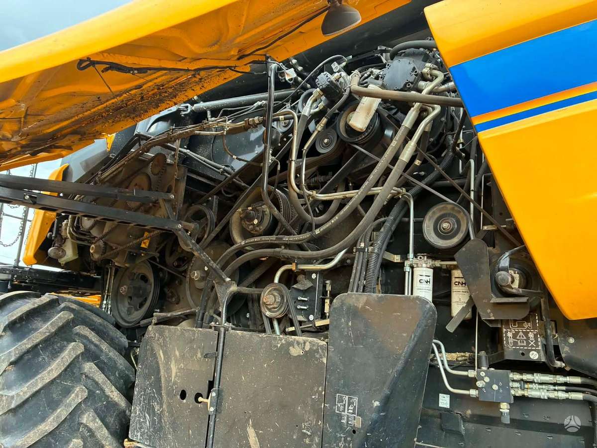 New Holland CX8.70, combine harvesters