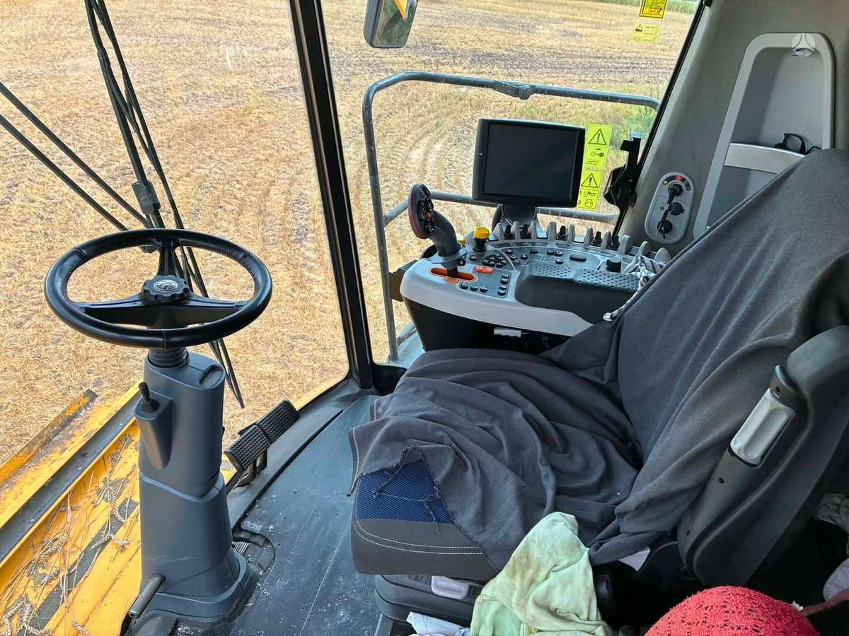 New Holland CX8.70, combine harvesters