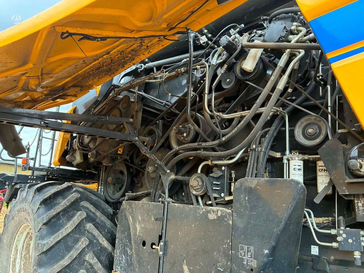 New Holland CX8.70, combine harvesters