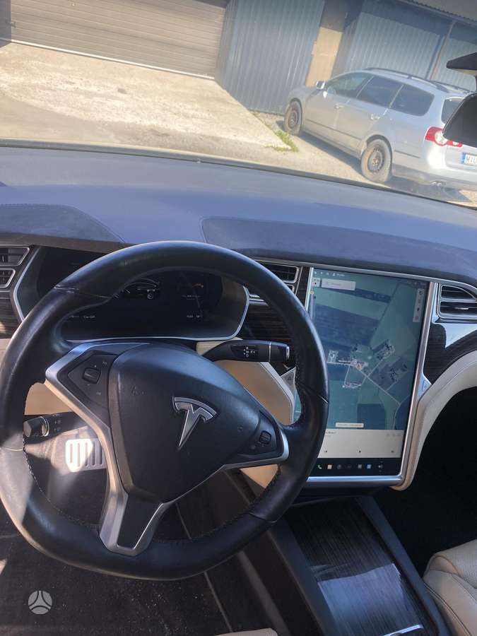 Tesla Model X - 10