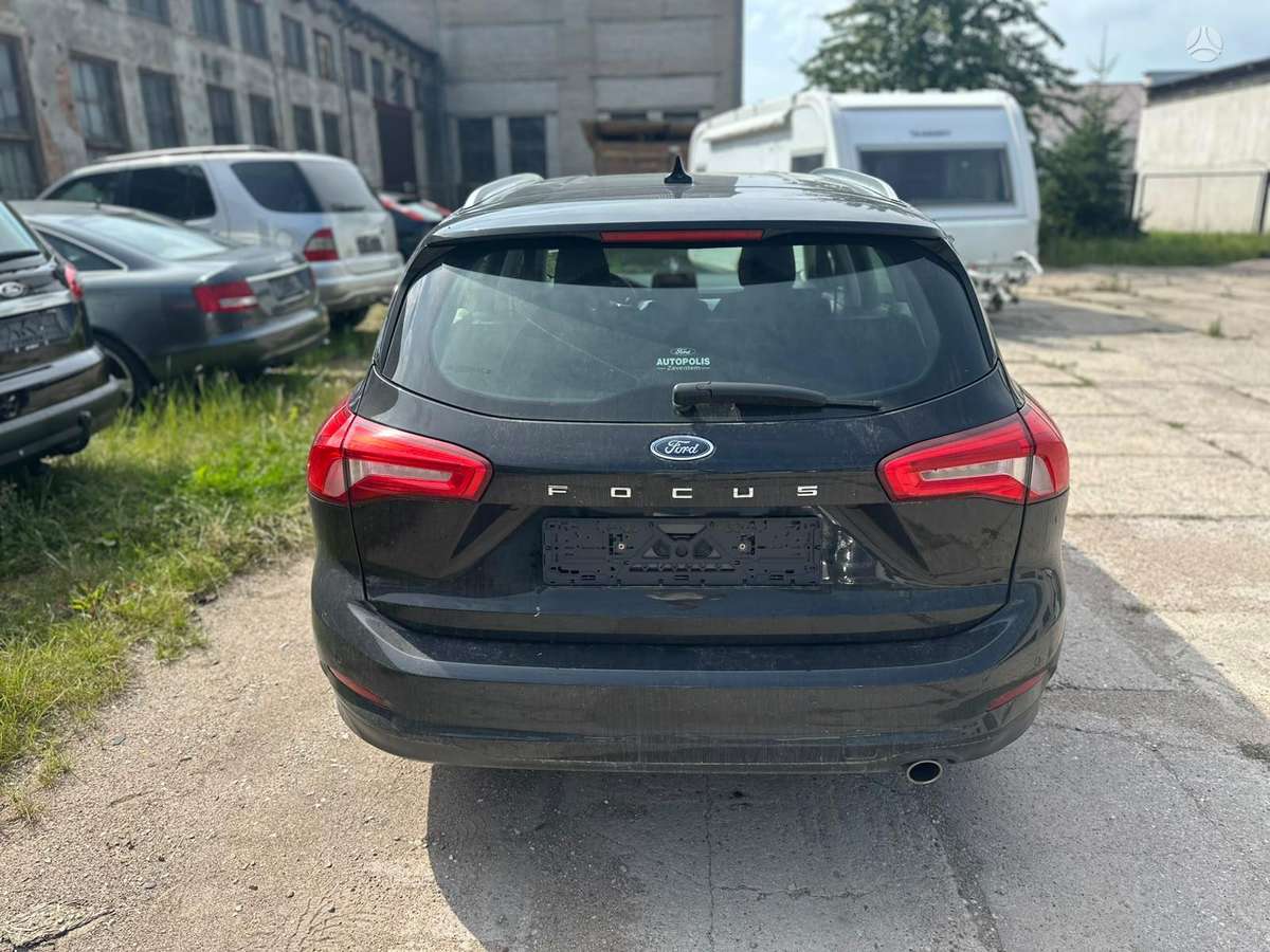 Ford Focus dalimis. Nepradeta ardyti