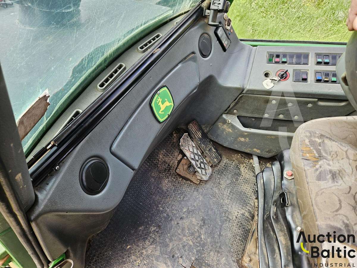 John Deere 810 D, medvežės