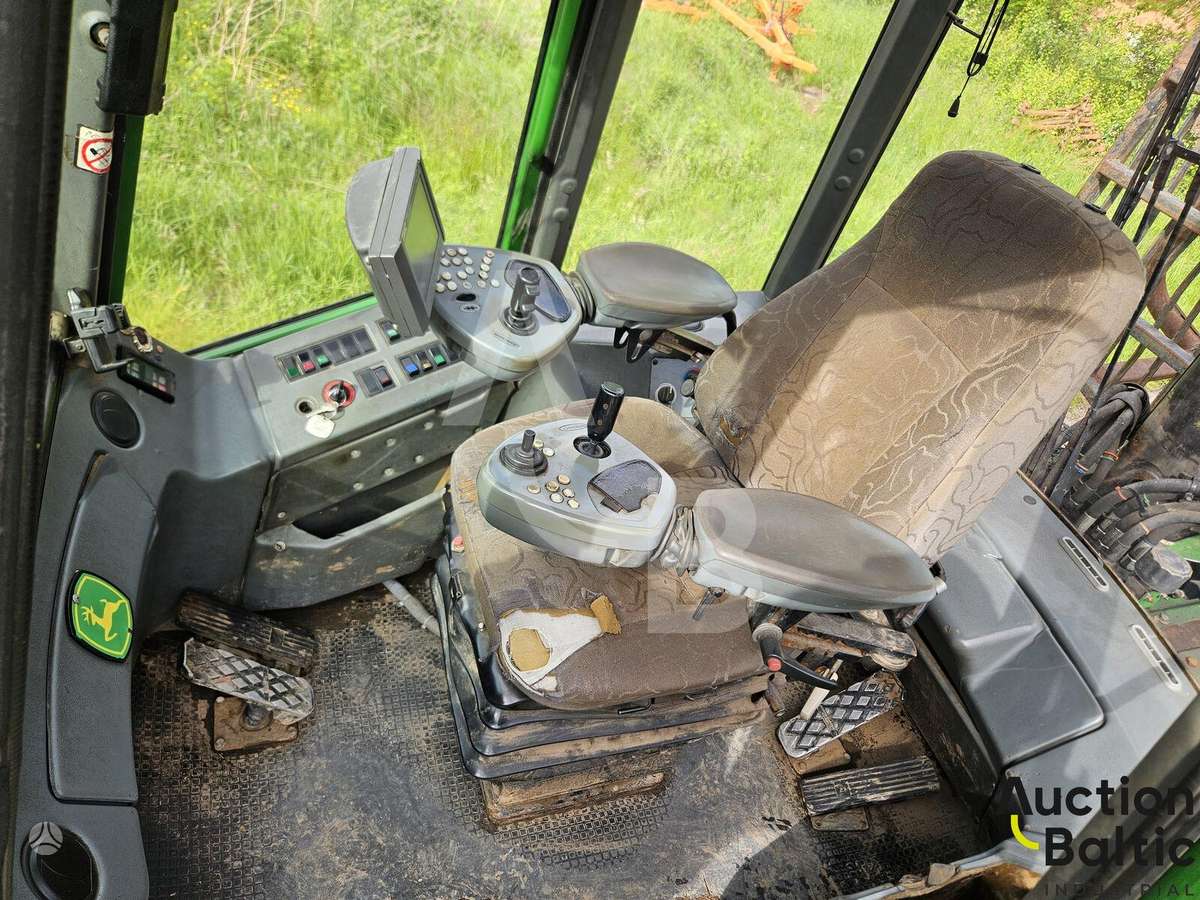 John Deere 810 D, medvežės