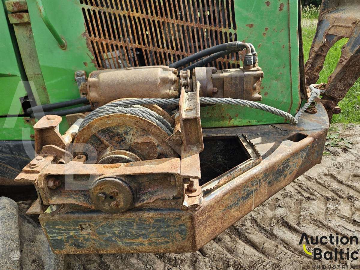 John Deere 810 D, medvežės