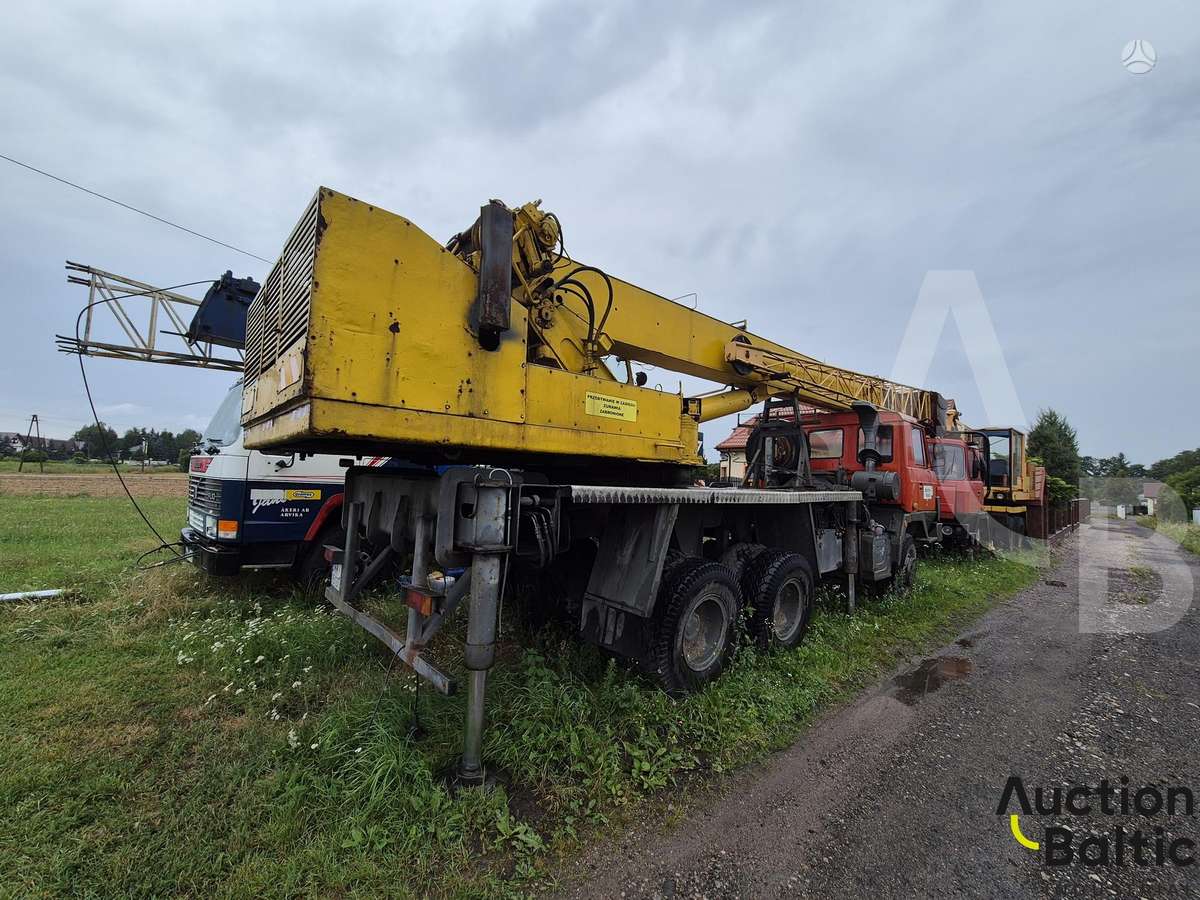 -Kita- Tatra T815, crane