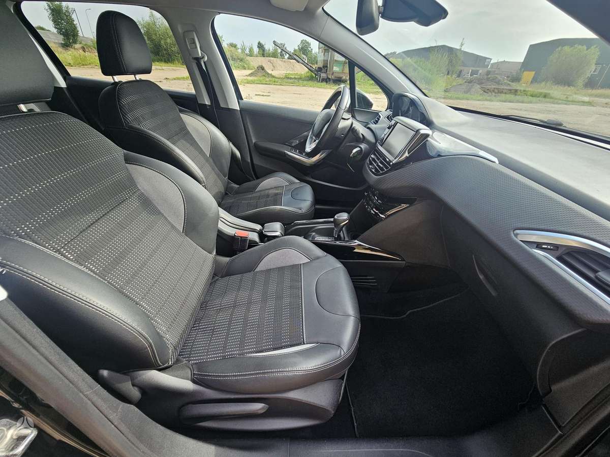 Peugeot 2008, 1.2 l., hatchback