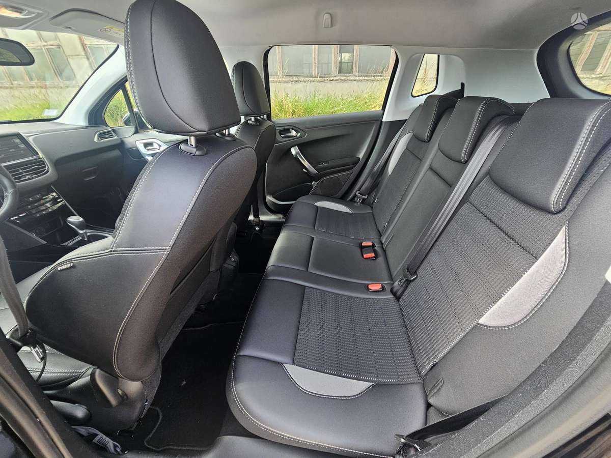 Peugeot 2008, 1.2 l., hatchback