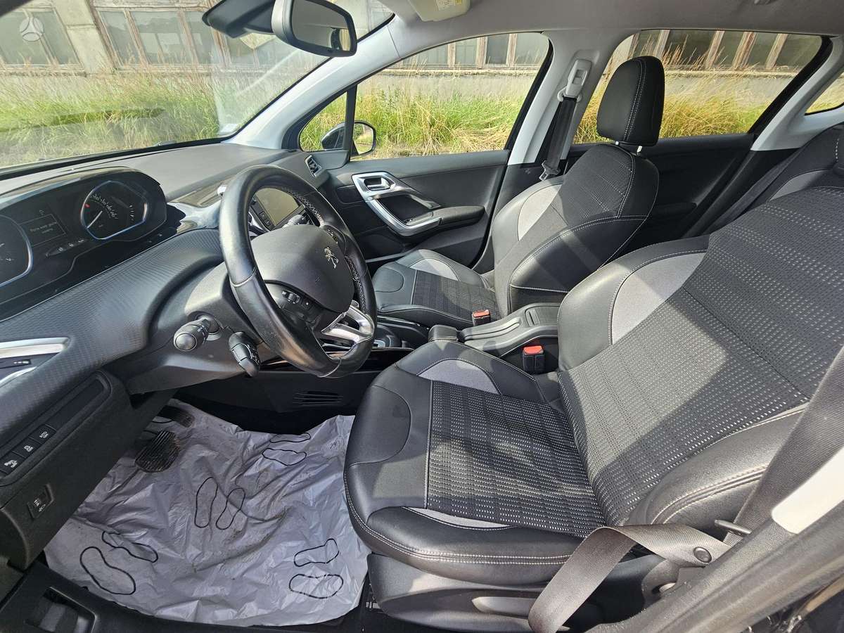 Peugeot 2008, 1.2 l., hatchback