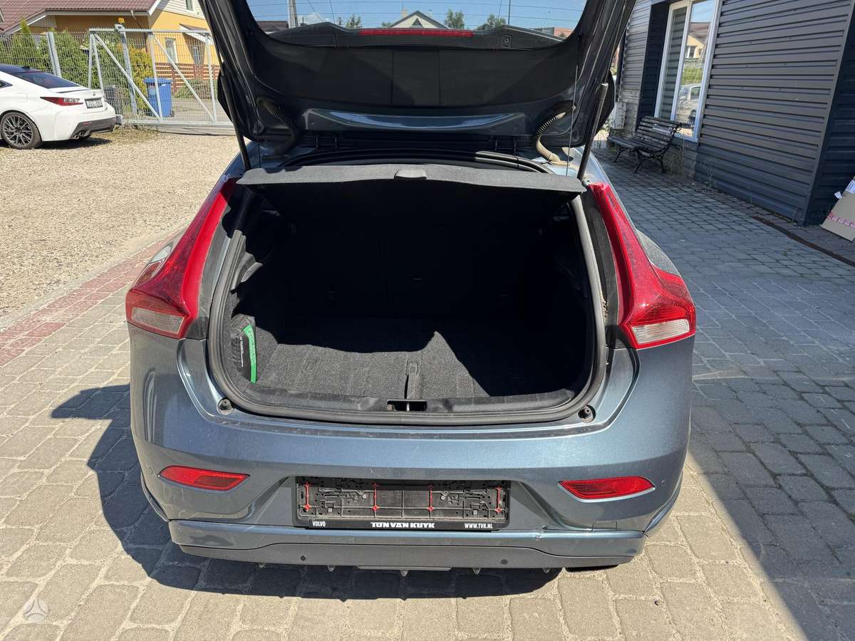 Volvo V40, 1.6 l., hatchback