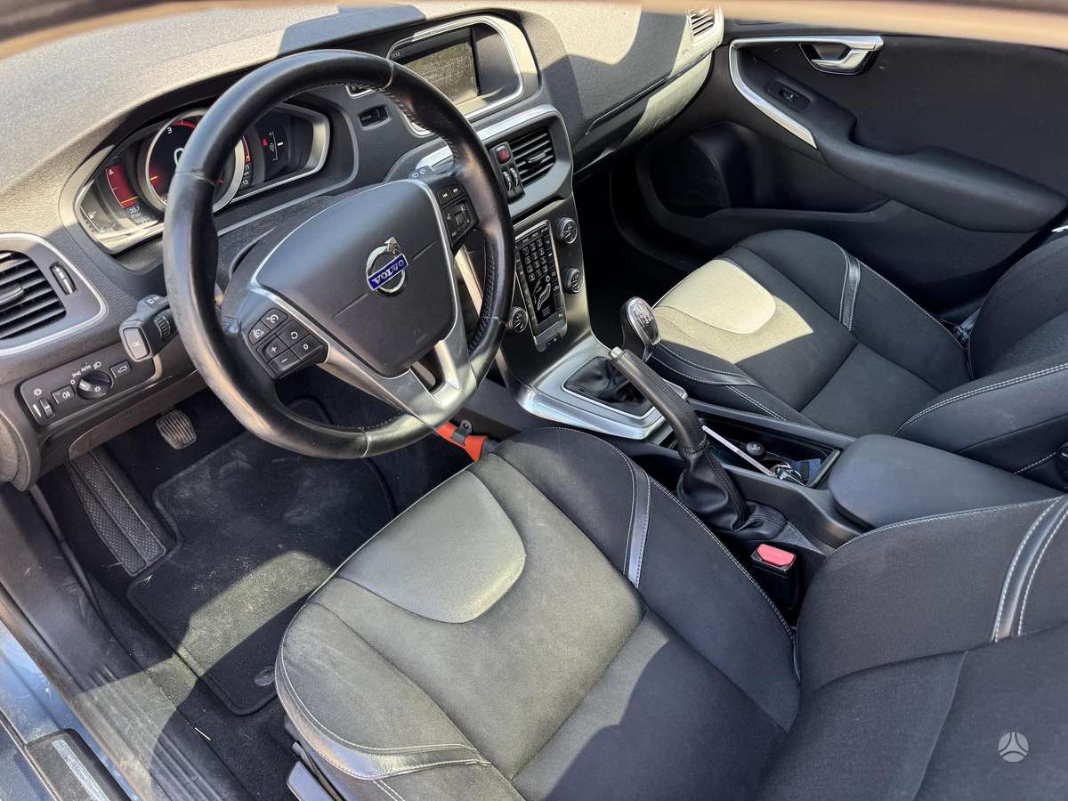 Volvo V40, 1.6 l., hatchback