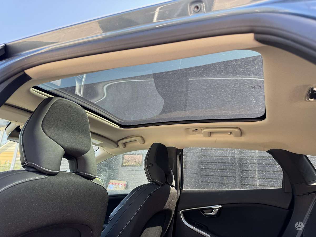 Volvo V40, 1.6 l., hatchback