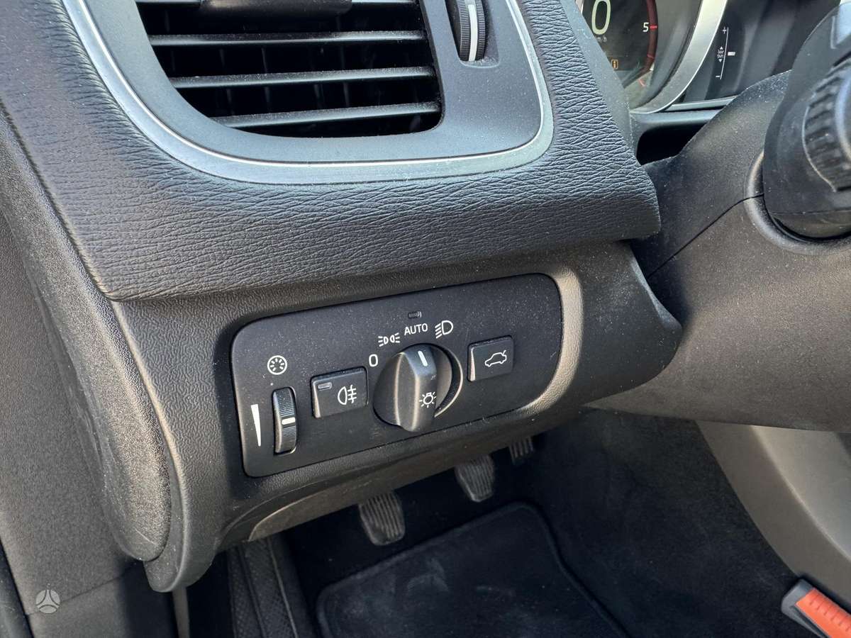Volvo V40, 1.6 l., hatchback