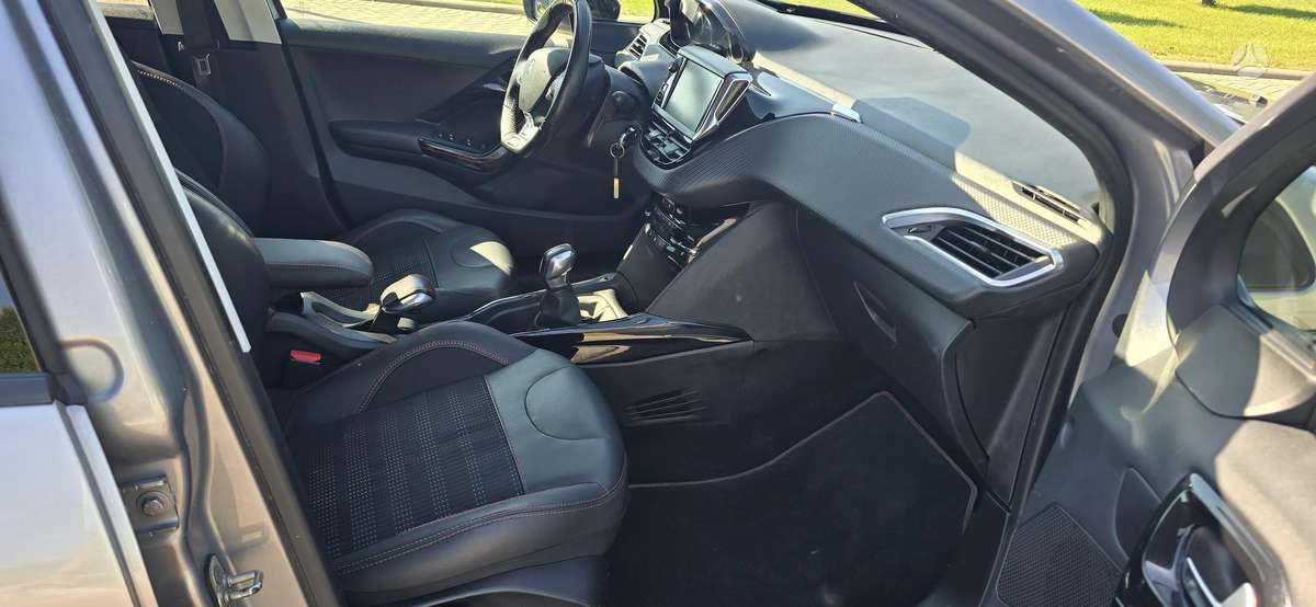 Peugeot 2008, 1.2 l., hatchback