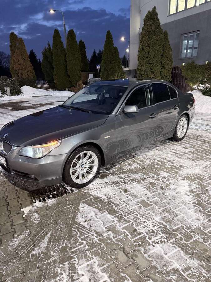 BMW 525, saloon / sedan