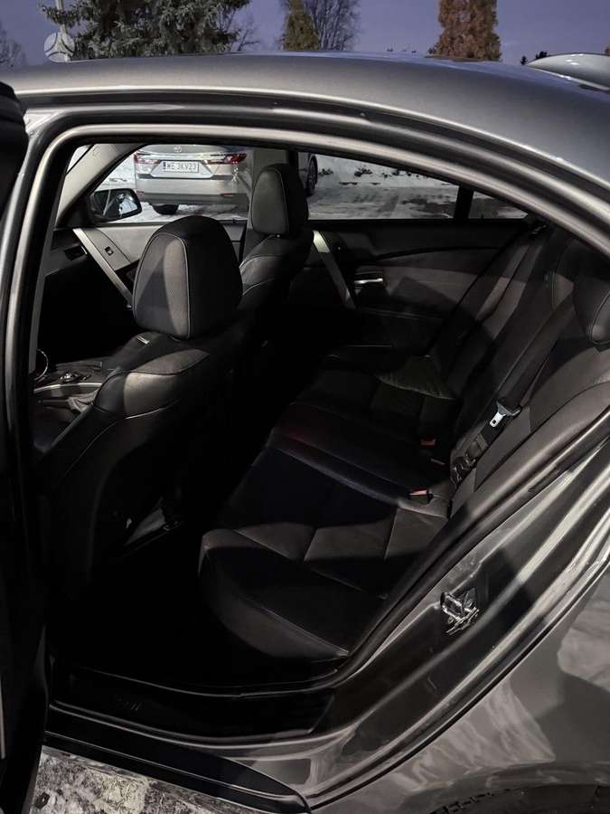 BMW 525, saloon / sedan