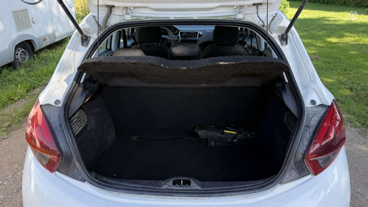 Peugeot 208 - 8