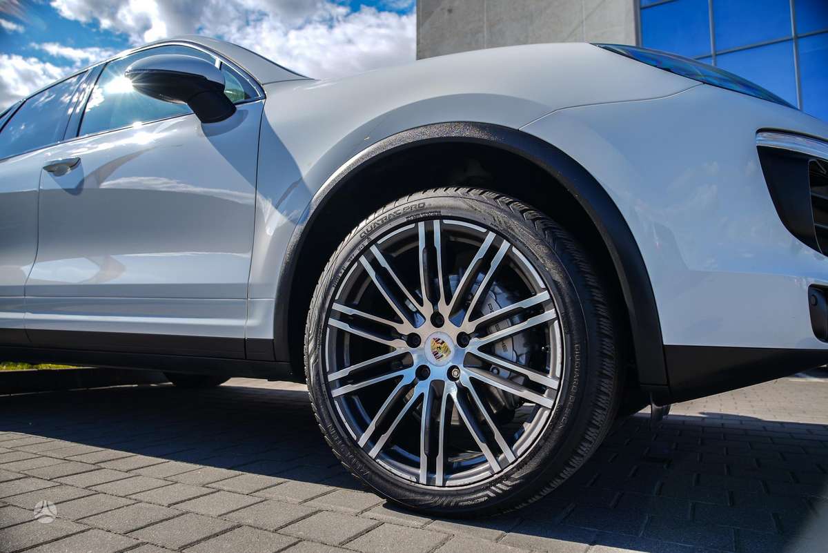 Porsche Cayenne - 4