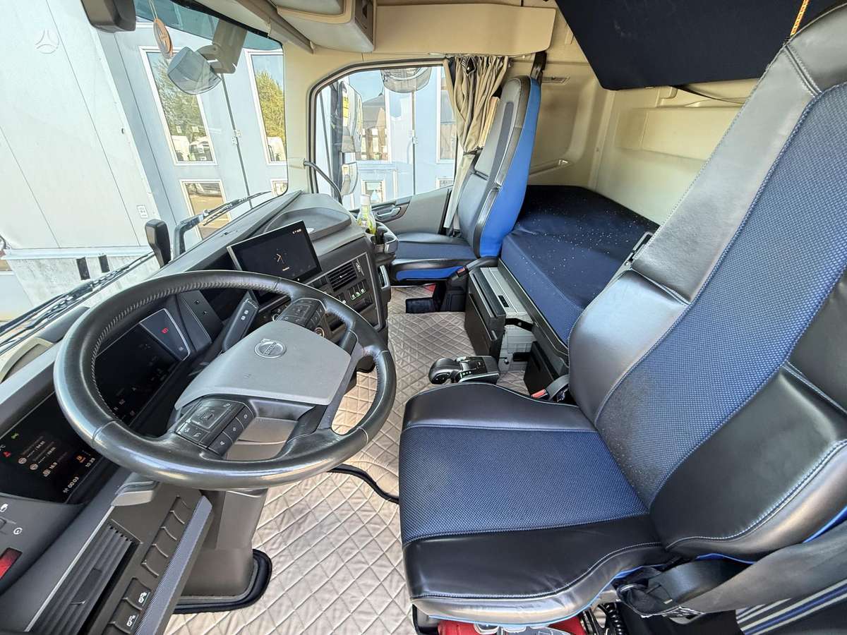 Volvo FH460TC Globetrotter, double sleeper